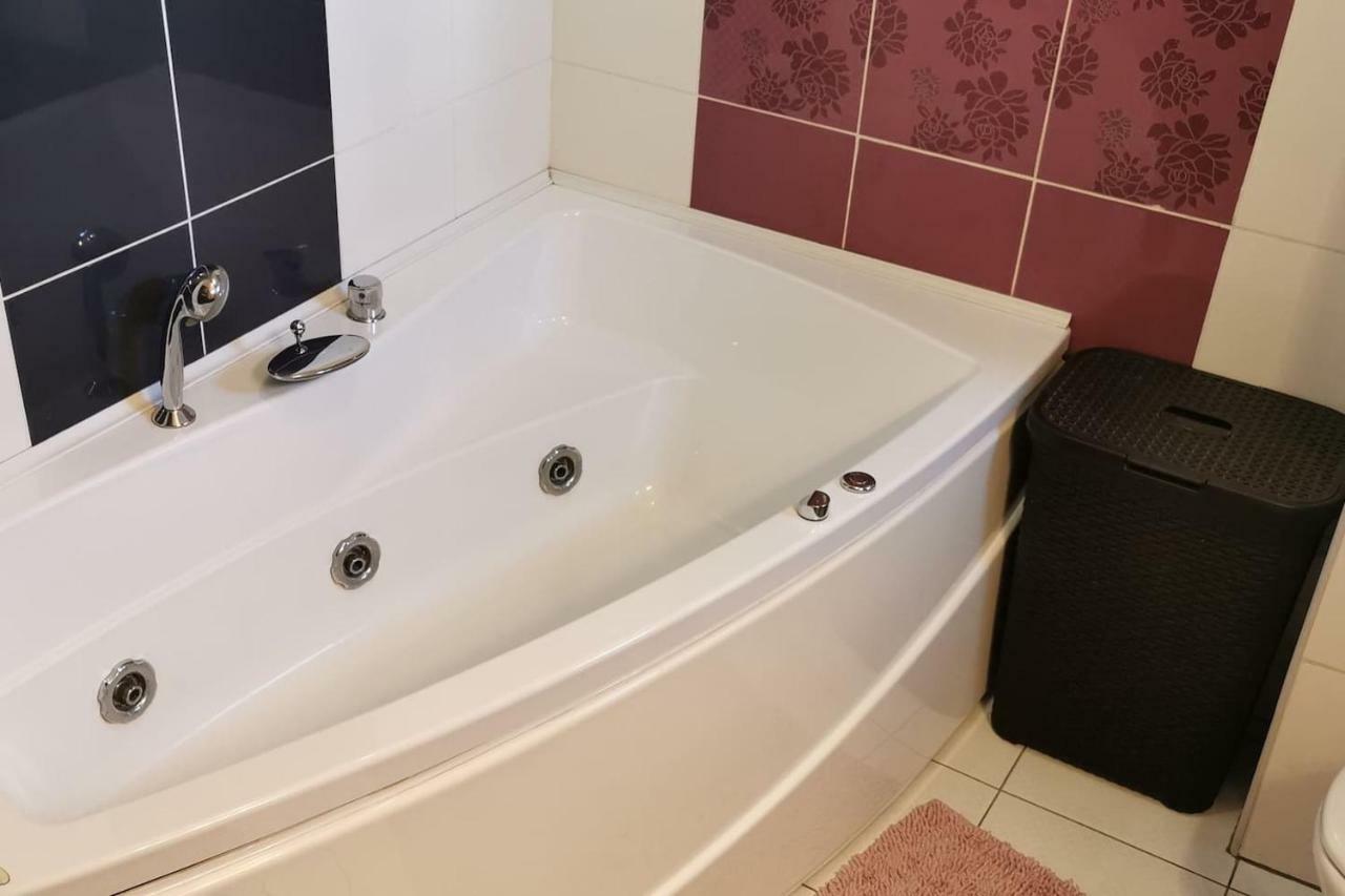 Luxury Apartment With Two Bedrooms And Large Living Room, 100 Square Meters, City Center Oradea Eksteriør bilde